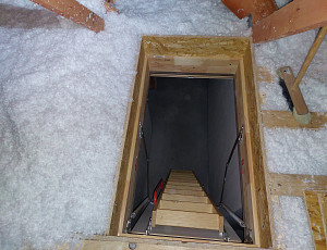 Zateplení stropu bungalovu pomocí foukané izolace